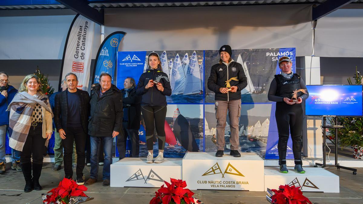 Ana Musatova posa en el podio de la Copa de España de la clase Europa