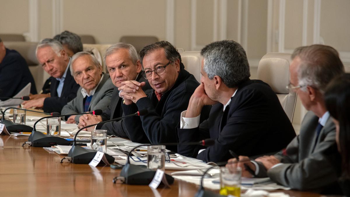 Gustavo Petro (3d) durante un consejo de ministros, hoy en Bogotá (Colombia).