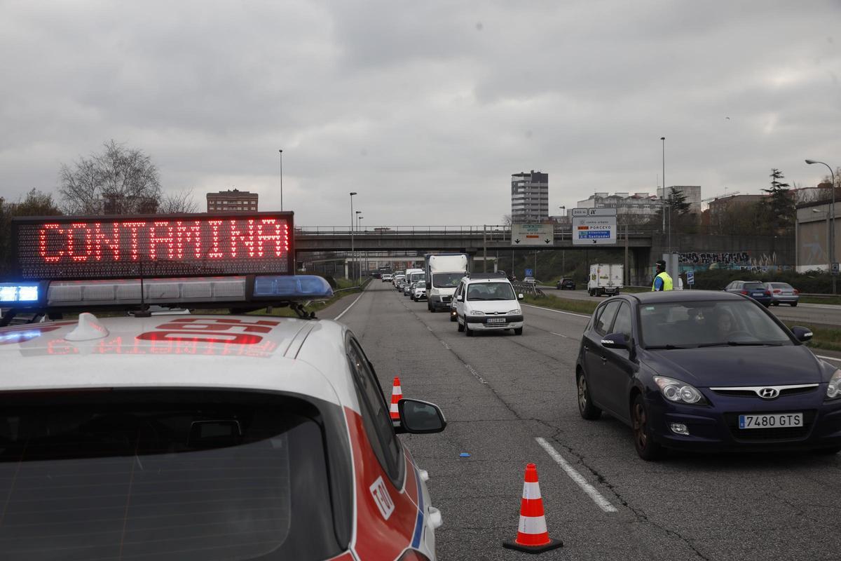 Un control policial en un episodio de contaminación en la zona oeste.