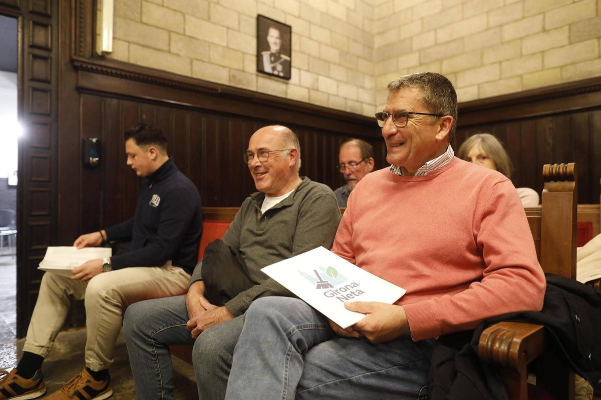 Jordi Tomàs assegut en els bancs del públic del Saló de Plens.