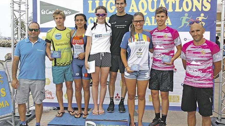 Los primeros clasificados absolutos posan en el podio tras la entrega de trofeos.