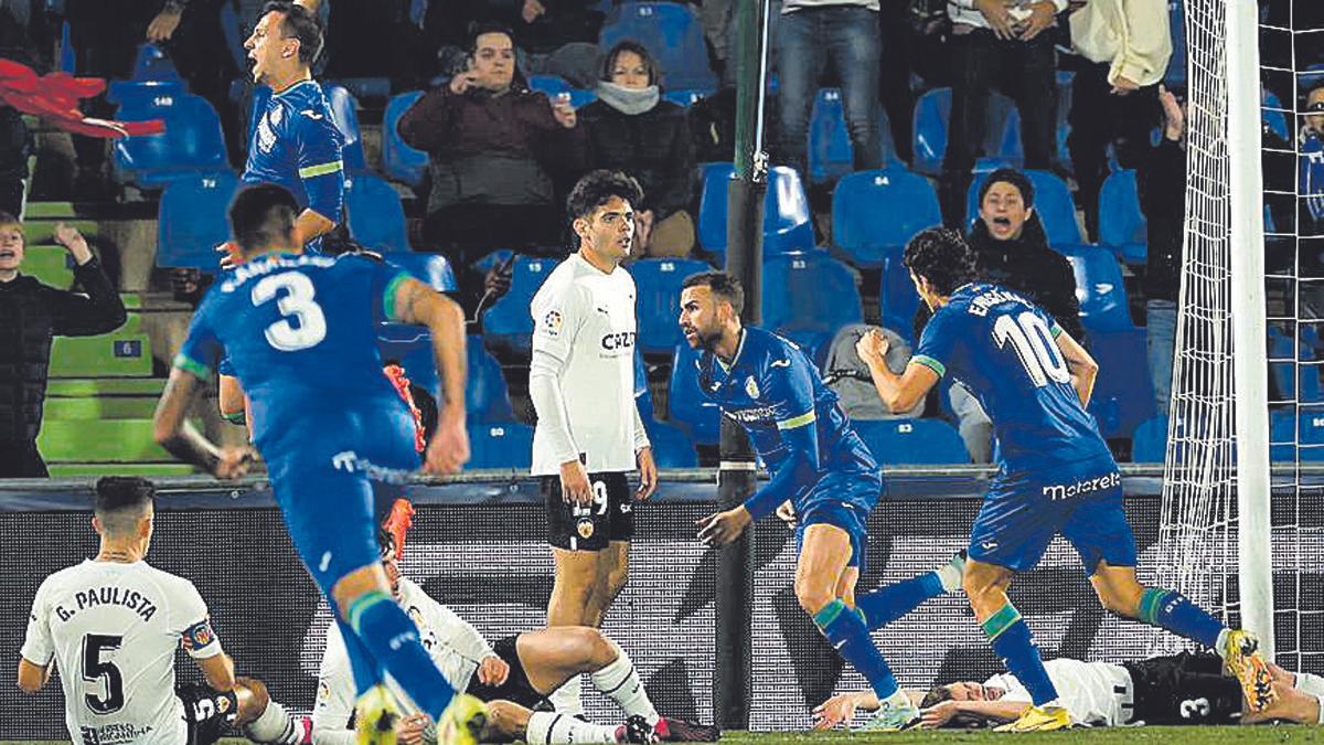 Los jugadores del Getafe, celebrando su gol frente al Valencia