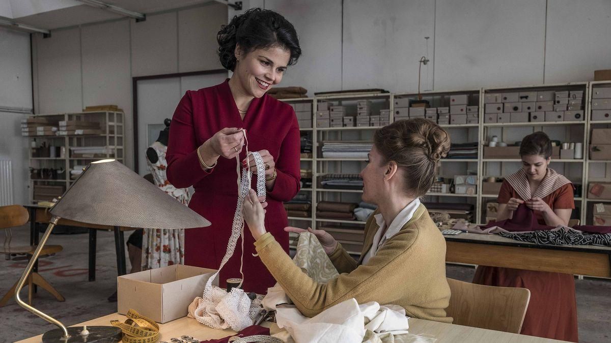 La actriz y directora Katharina Wackernagel, en la miniserie 'Aenne Burda. Una vida entre costuras'.
