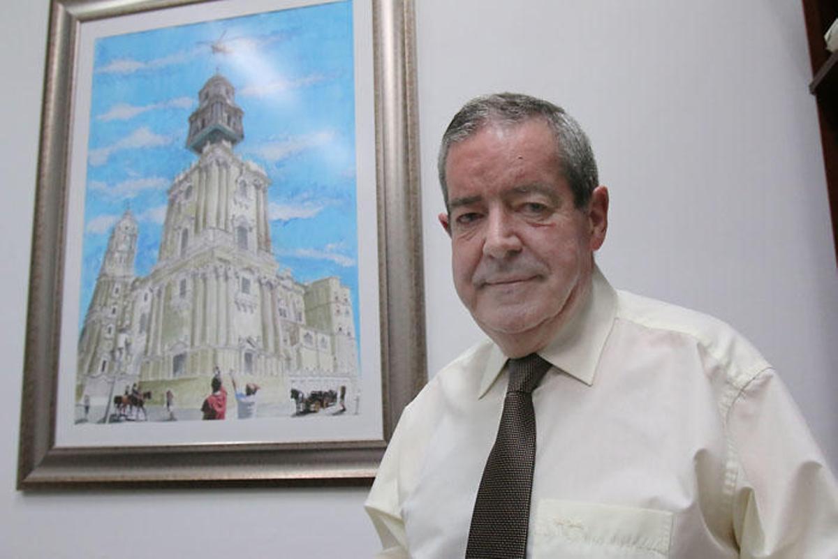 El periodista y abogado malagueño, esta semana en la Cámara de Comercio, junto a un cuadro alusivo a la conclusión de la Catedral.