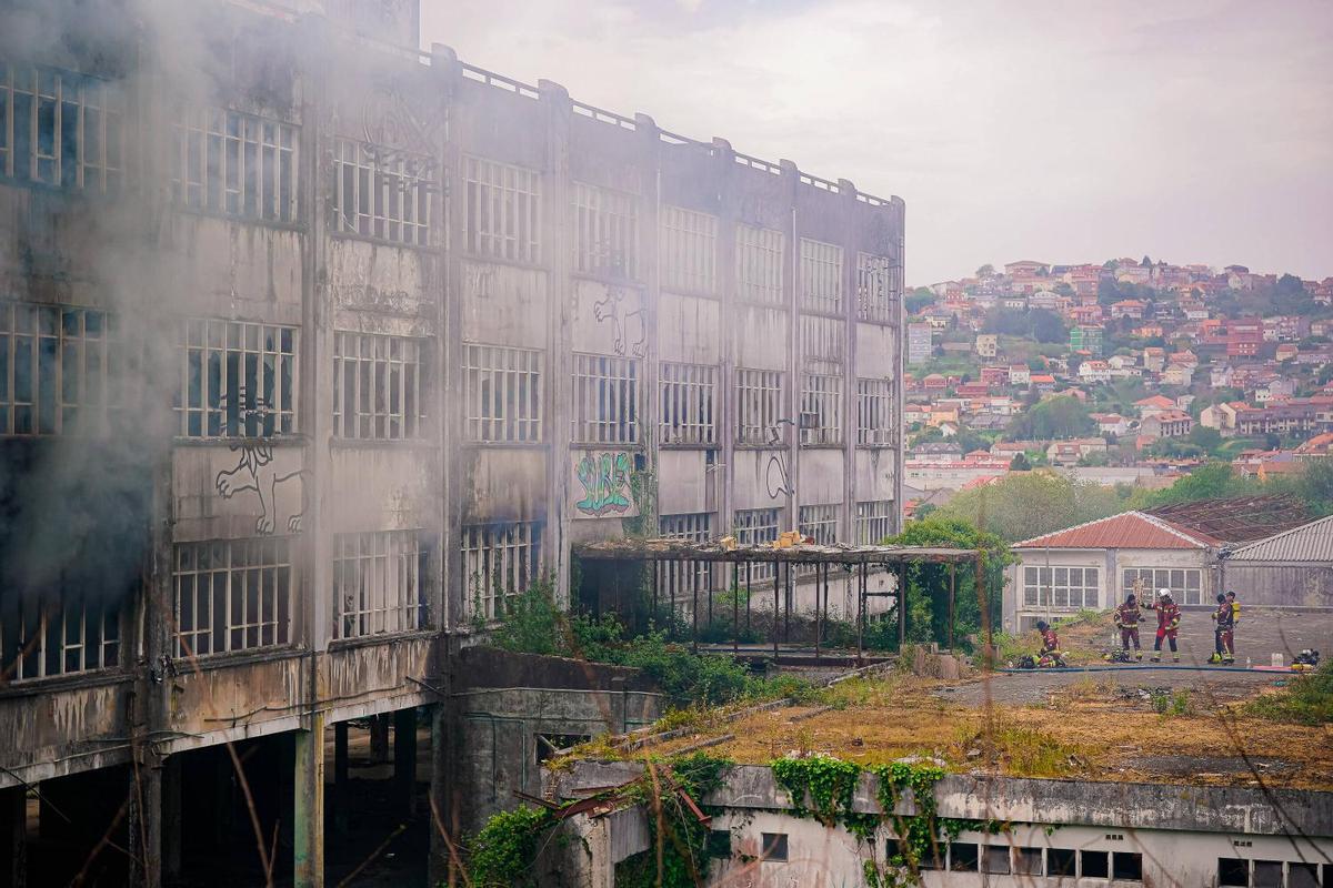 Se incendia la fábrica abandonada de Santa Clara en Vigo