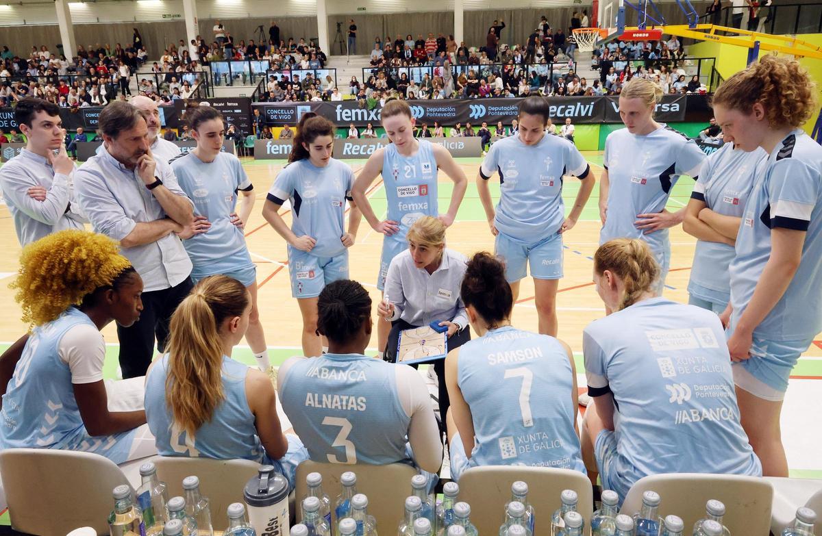 Cristina Cantero, entrenadora del Celta, da indicaciones a sus jugadoras durante un descanso