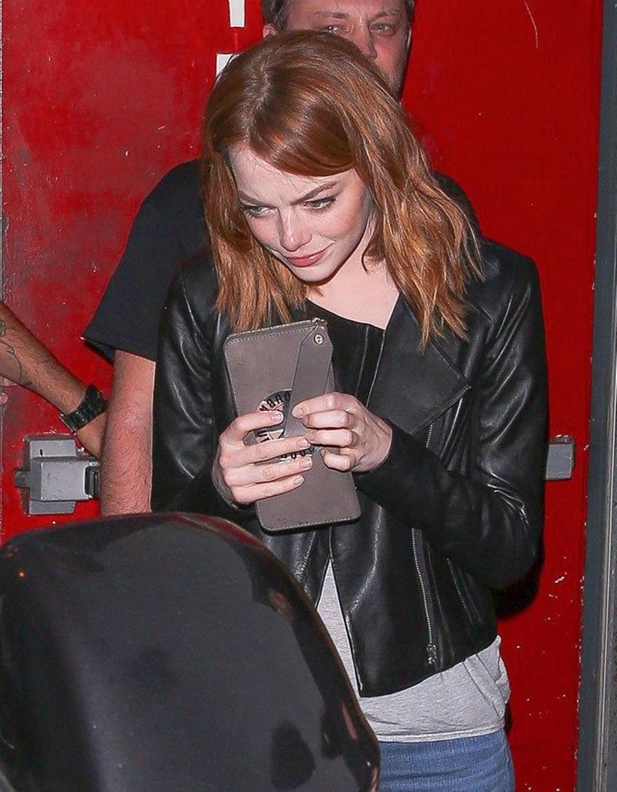 Emma Stone, con un bolso de mano
