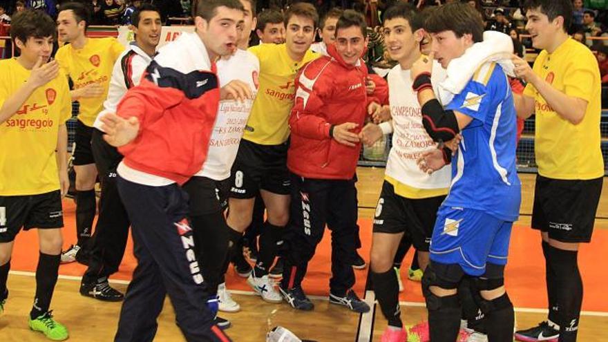 Los jugadores celebran el título de campeones de Liga.