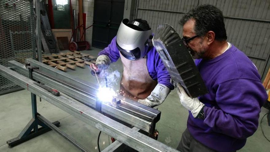 Un joven murciano participa en un taller de empleo del SEF, en una imagen de archivo.