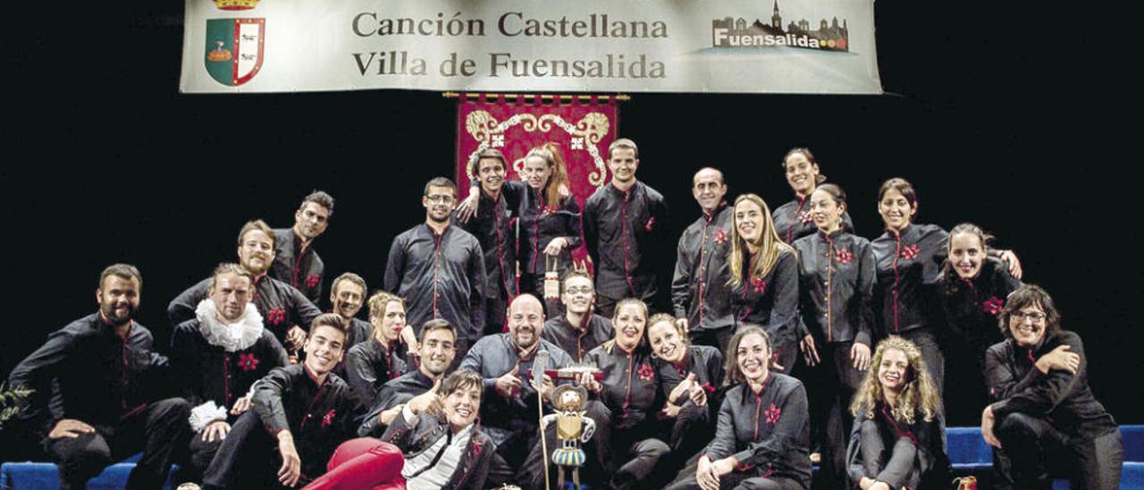 La directora y los miembros del coro, incluido el Greco (2º por la izq.), posan con el premio.