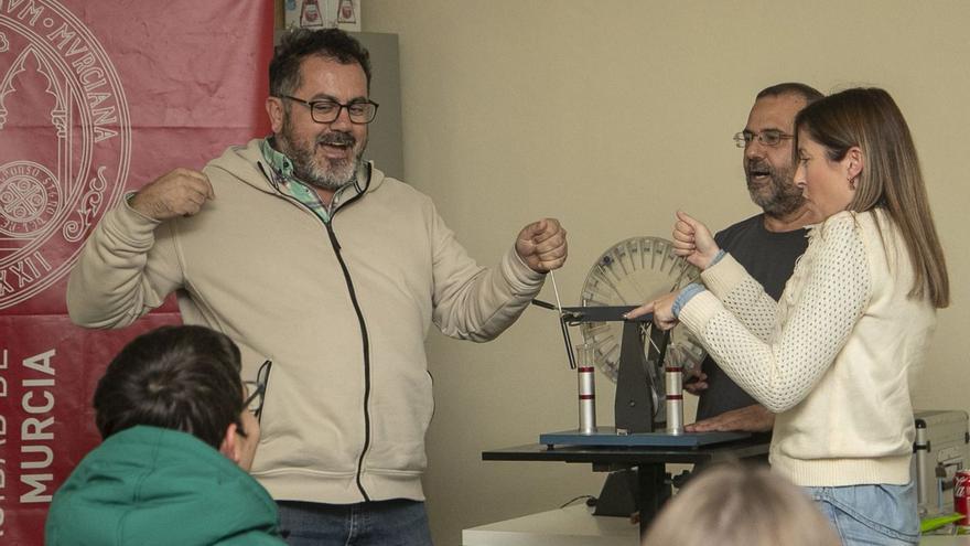 El Centro Social Universitario acogió ayer la primera sesión con alumnos de instituto.