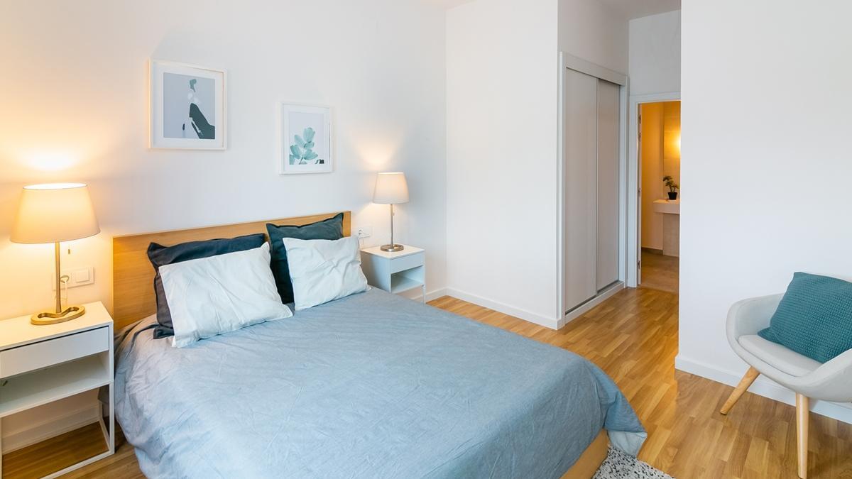 Dormitorio principal de Almogávar Homes, que incluye baño tipo suite.