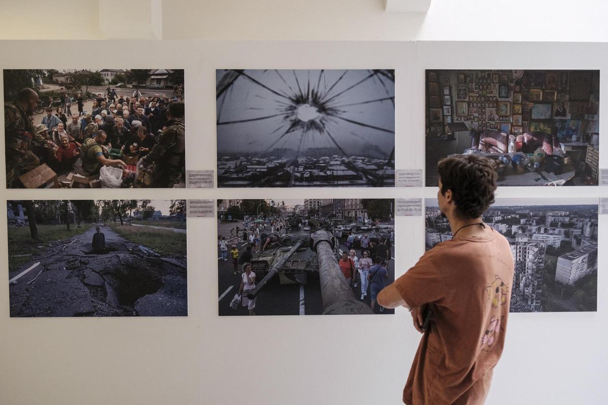 Presentación de la exposición 'Crónica visual de la infamia' sobre la guerra de Ucrania.