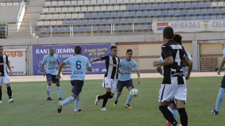 El centrocampista Cristo Martín trata de llevarse la pelota ante un rival del CD El Ejido