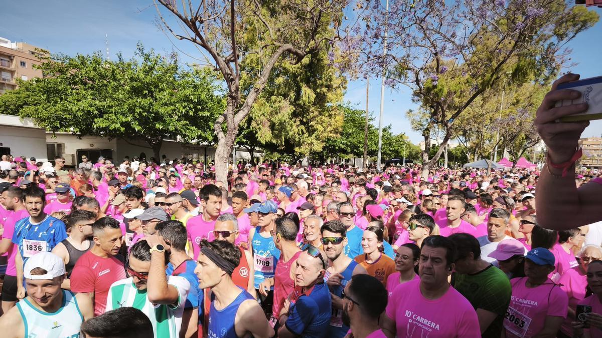 La carrera solidaria por la lucha contra el cáncer de mama en Sagunt.