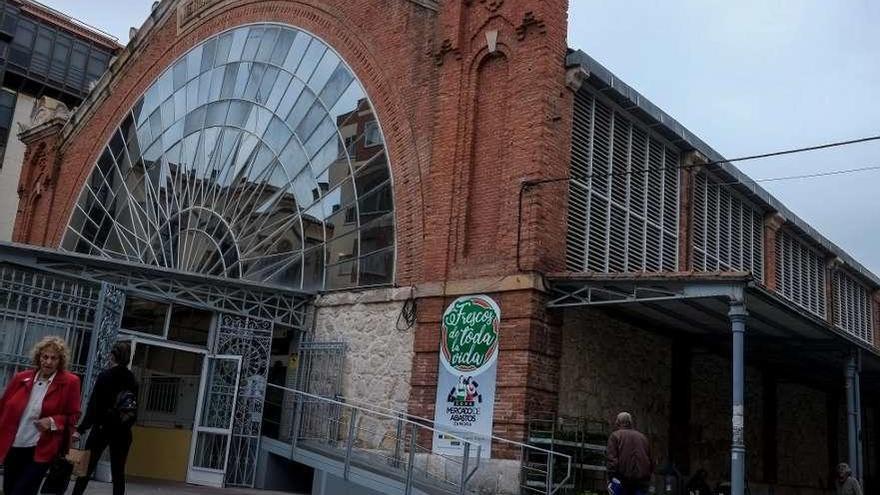 Exteriores del Mercado de Abastos, ayer.