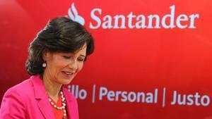 La presidenta del Santander, Ana Botín, durante una rueda de prensa en Madrid.