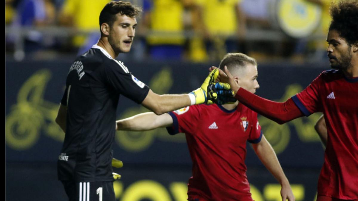 Sergio Herrera, felicitado por sus compañeros tras parar uno de los penaltis