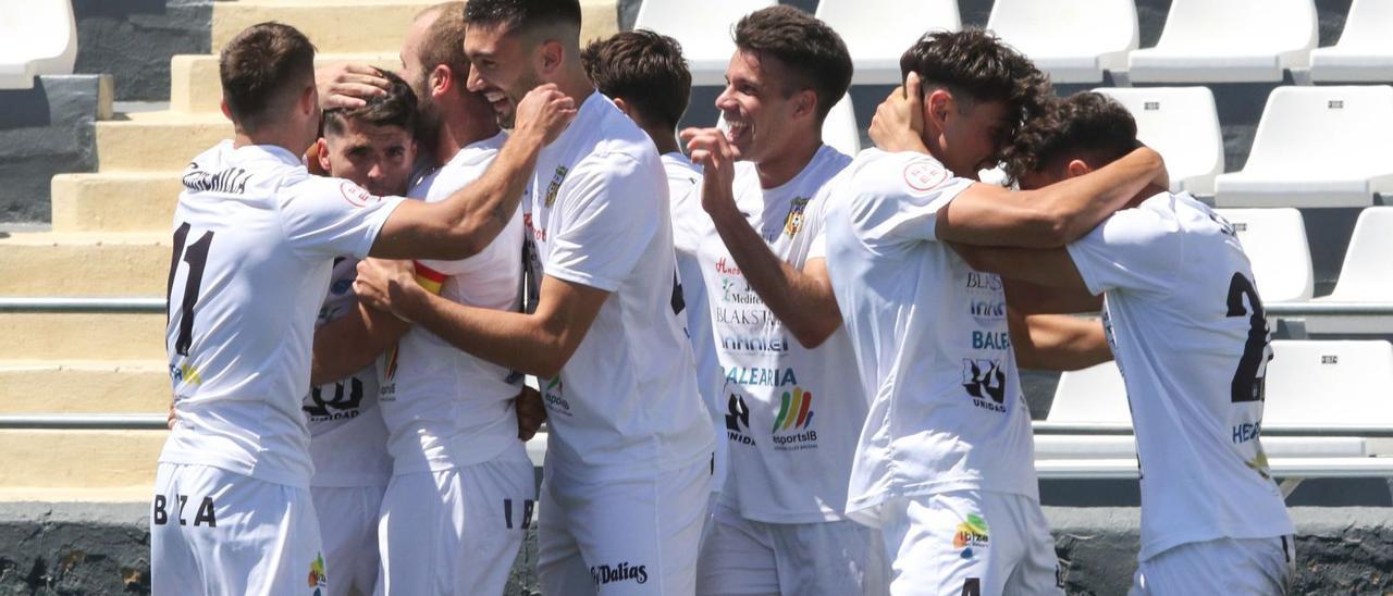 Los futbolistas de la Peña Deportiva festejan uno de sus goles en unos de los encuentros disputados de Liga de esta temporada en el Municipal de Santa Eulària.