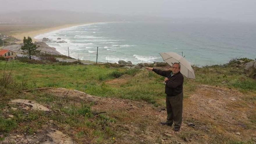 Manuel Castro, el presidente de los comuneros, mostró ayer el terreno motivo de litigio, con vistas sobre la playa de A Lanzada. // Muñiz