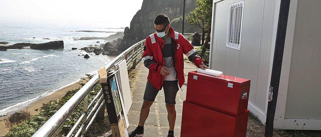 Un trabajador de Cruz Roja, ayer, instalando el material en la nueva caseta de la playa de Estaño.