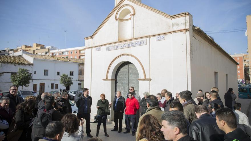 Soriano y Peris, dirigiéndose a los vecinos en la ermita de Orriols.