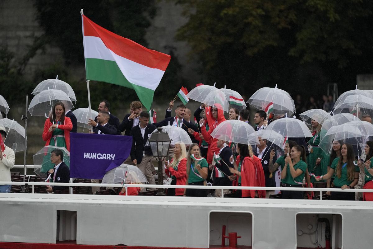 El equipo de Hungría desfila a lo largo del río Sena en París, Francia, durante la ceremonia de apertura de los Juegos Olímpicos