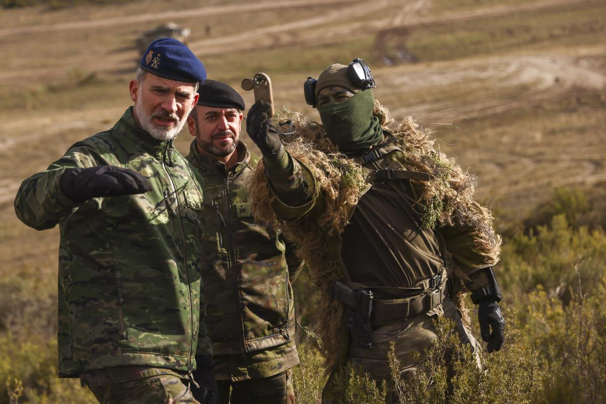 El Rey Felipe VI asiste a un ejercicio de evaluación de la operación ‘Enhanced Force Presence’