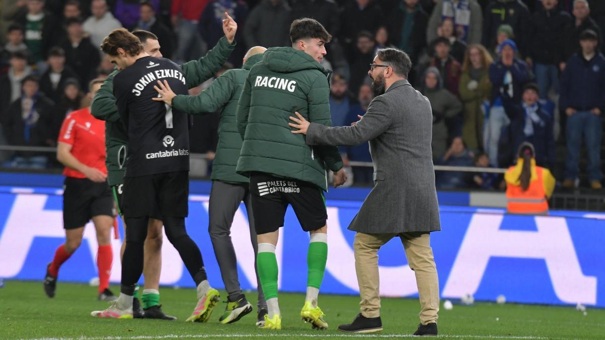 Así fue la «peineta a la grada» de Mantilla que provocó su expulsión en el Deportivo-Racing Así fue la «peineta a la grada» de Mantilla que provocó su expulsión en el Deportivo-Racing