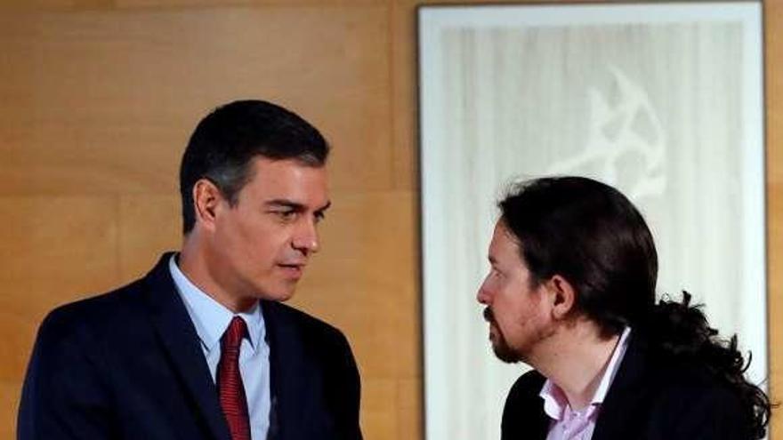 Sánchez e Iglesias, ayer, en el Congreso, antes de su reunión. // Efe