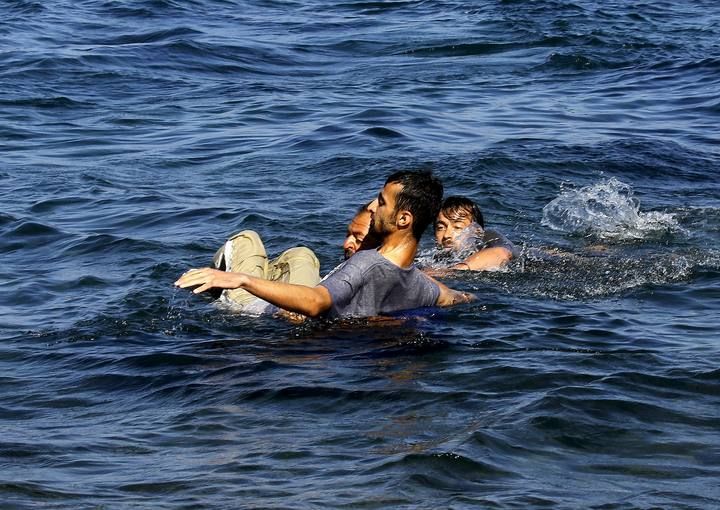 Un griego anónimo salva a un refugiado de morir en el Egeo