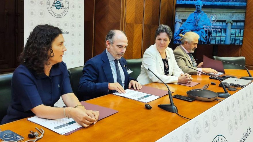 Pela izquierda, Irene Díaz, vicerrectora d'Investigación, Ignacio Villaverde, Susana Luque, vicerrectora de Tresferencia, y Juan Carlos San Pedro, vicerrector de Planificación Estratéxica.
