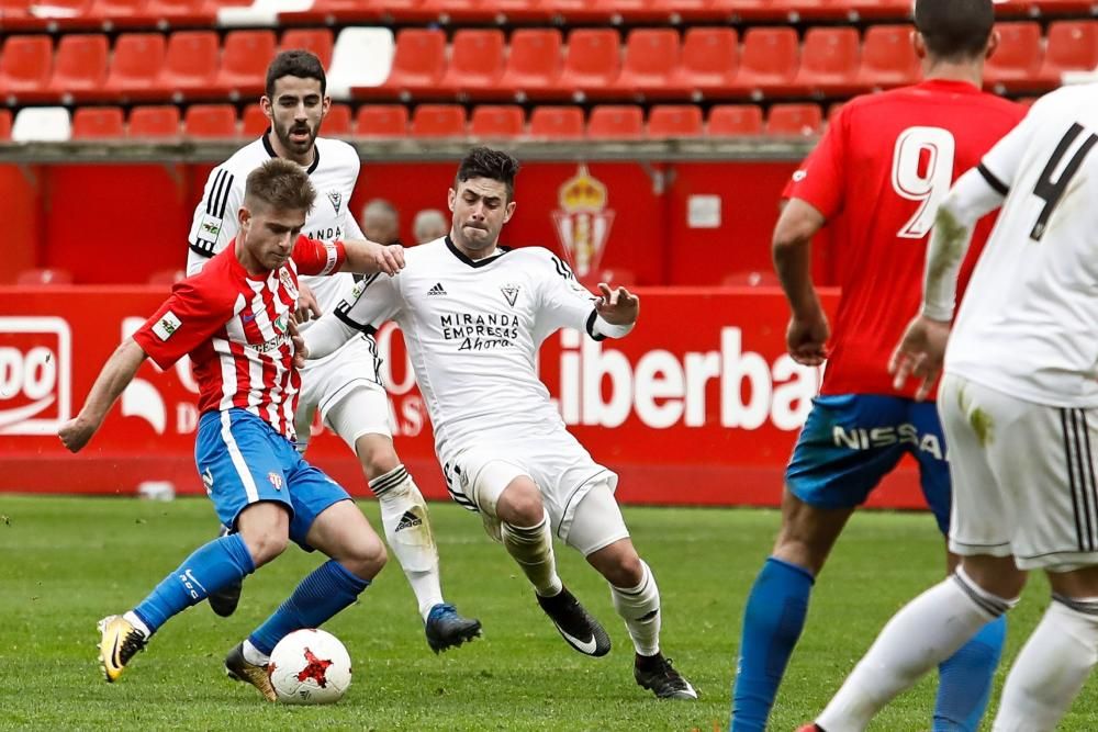 El partido entre el Sporting B y el Mirandés, en imágenes