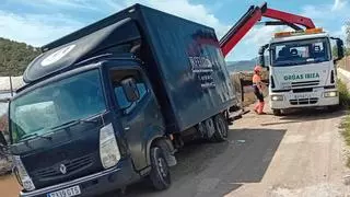 Un camión de reparto, a punto de volcar en un canal en ses Salines