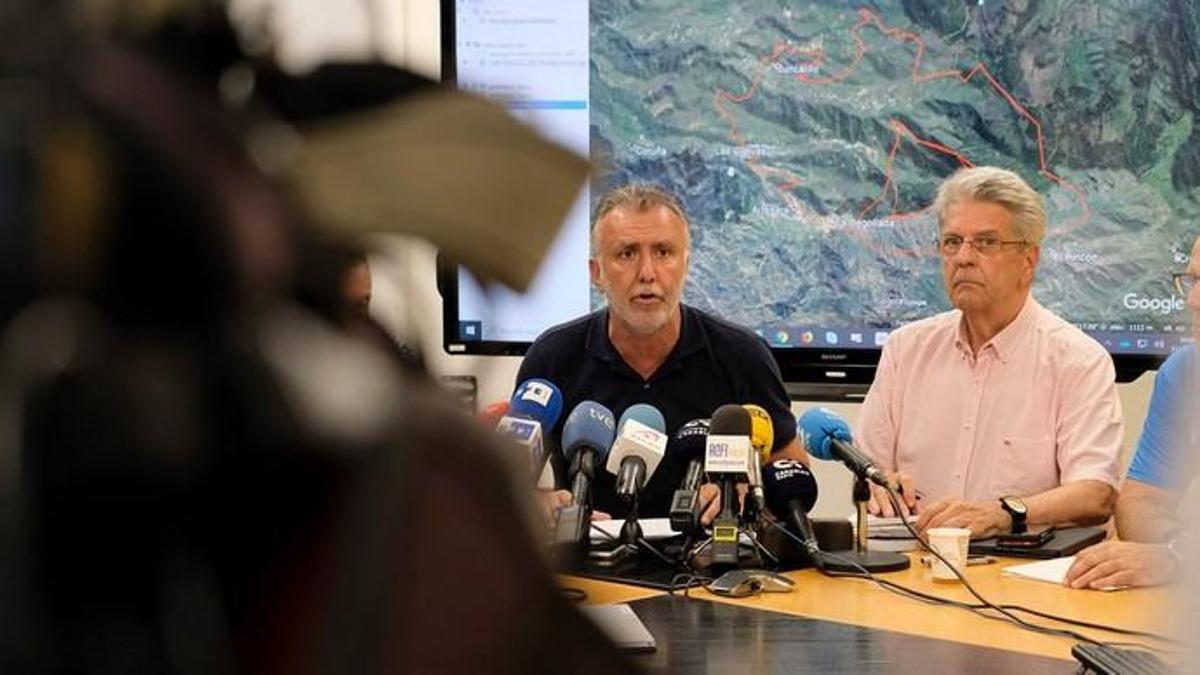 Rueda de prensa para informar de la evolución del incendio de la Cumbre Rueda de prensa para informar de la evolución del incendio de la Cumbre