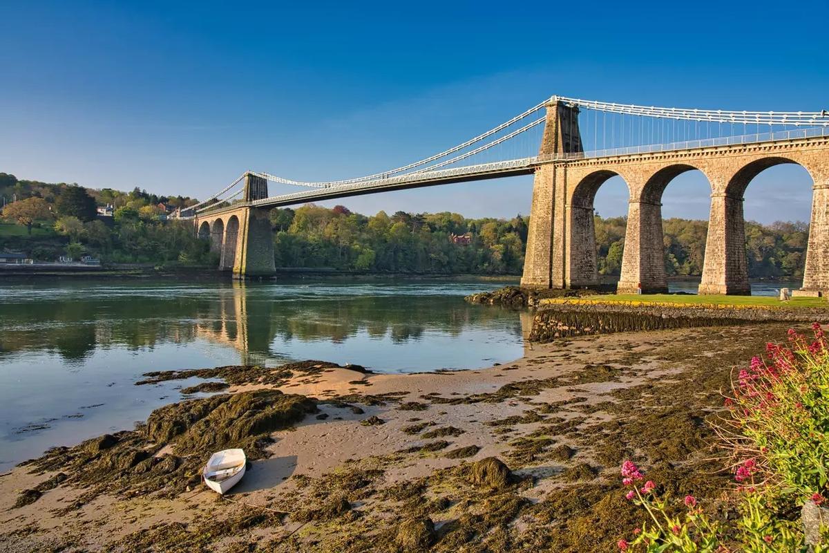 El puente de Menai atraviesa el estrecho que separa la isla de Anglesey de Gales