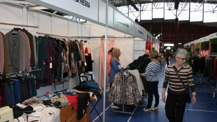 Los primeros compradores en la feria de oportunidades veigueña.