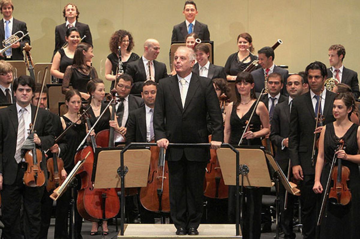El mestre Daniel Barenboim (centre) i l’Orquestra West-Eastern Divan saluden el públic al Teatro de la Maestranza de Sevilla.