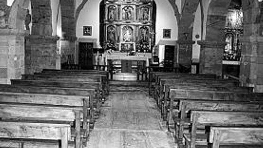 José Luis Rodríguez, delante de la iglesia de San Martín.