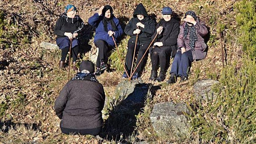 Un grupo de mujeres en una solanera del monte de Porto la pasada semana.