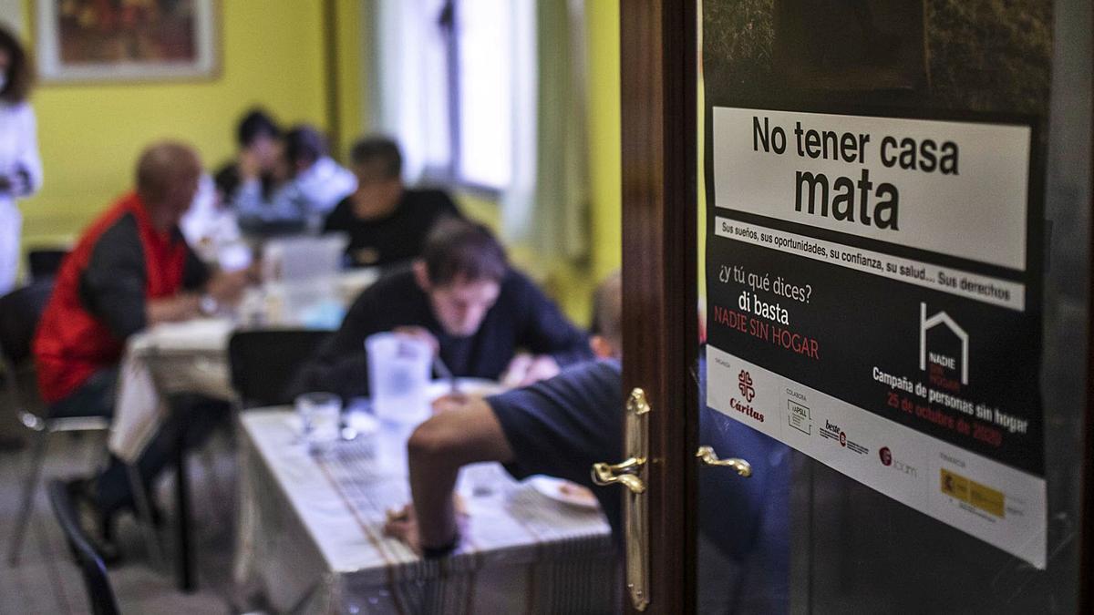 Personal del comedor de “Madre Bonifacia” de Cáritas sirve el menú a las 19 personas que viven en acogida y a otros beneficiarios que solo acuden a comer.