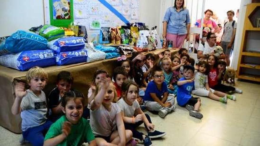 Los alumnos, ayer, con la comida recaudada. // G. Núñez