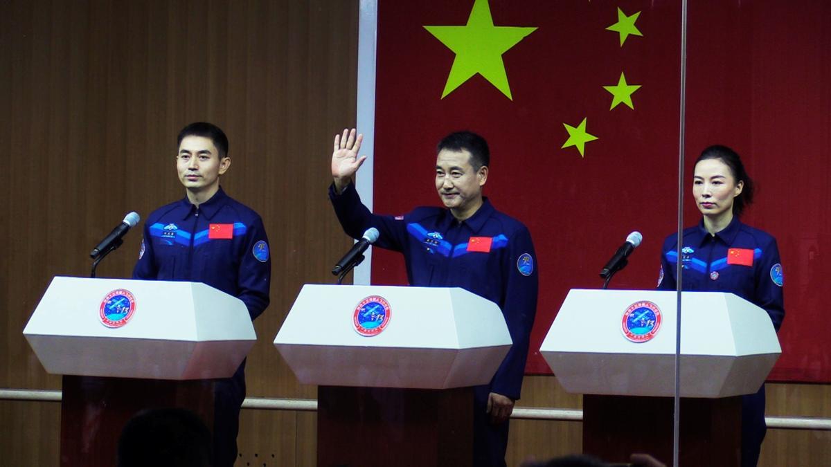 Los astronautas Zhai Zhigang, Wang Yaping y Ye Guangfu