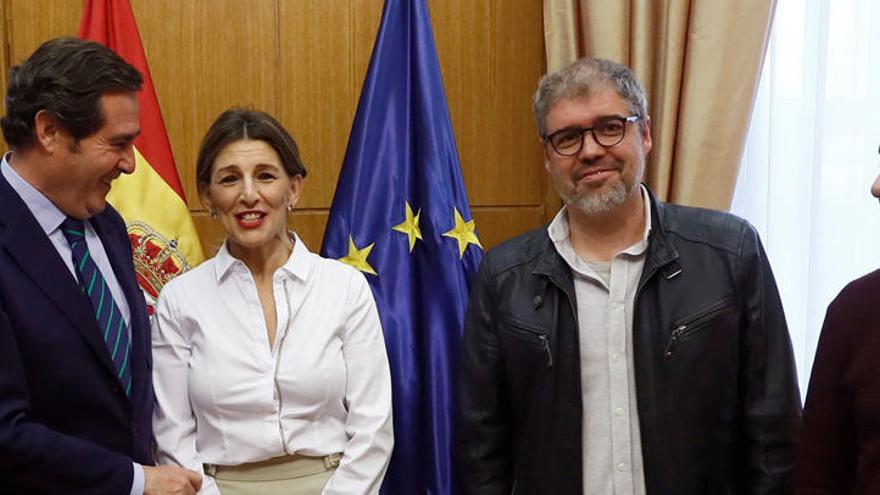 La ministra Yolanda Díaz, con los dirigentes de patronal y sindicatos.