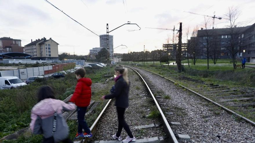 Gijón reprocha "las cosas raras de Adif" para solventar la barrera ferroviaria en El Lauredal
