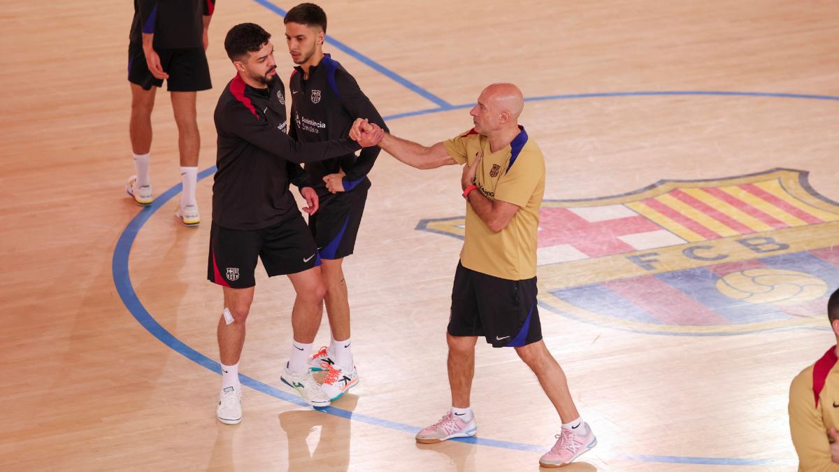 Tino Pérez, Matheus y Khalid, en un entrenamiento
