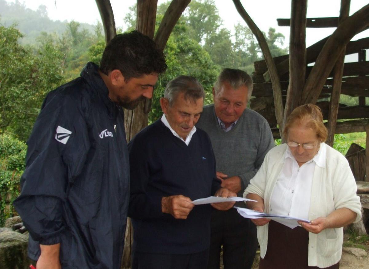 No Serrapio, escoitando a Irene, a Eliseo e a Luís. |