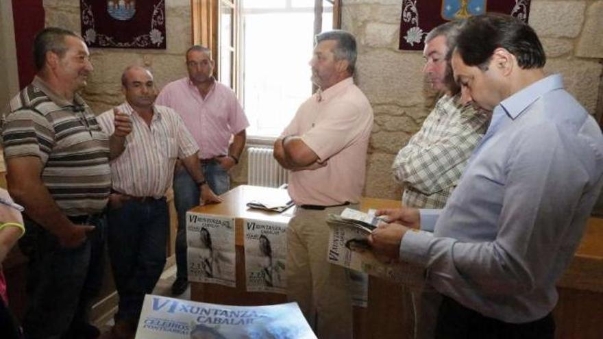 Integrantes de la Asociación Cabalar Xuntanza de Celeiros, con el alcalde de Ponteareas.  // A. Hernández