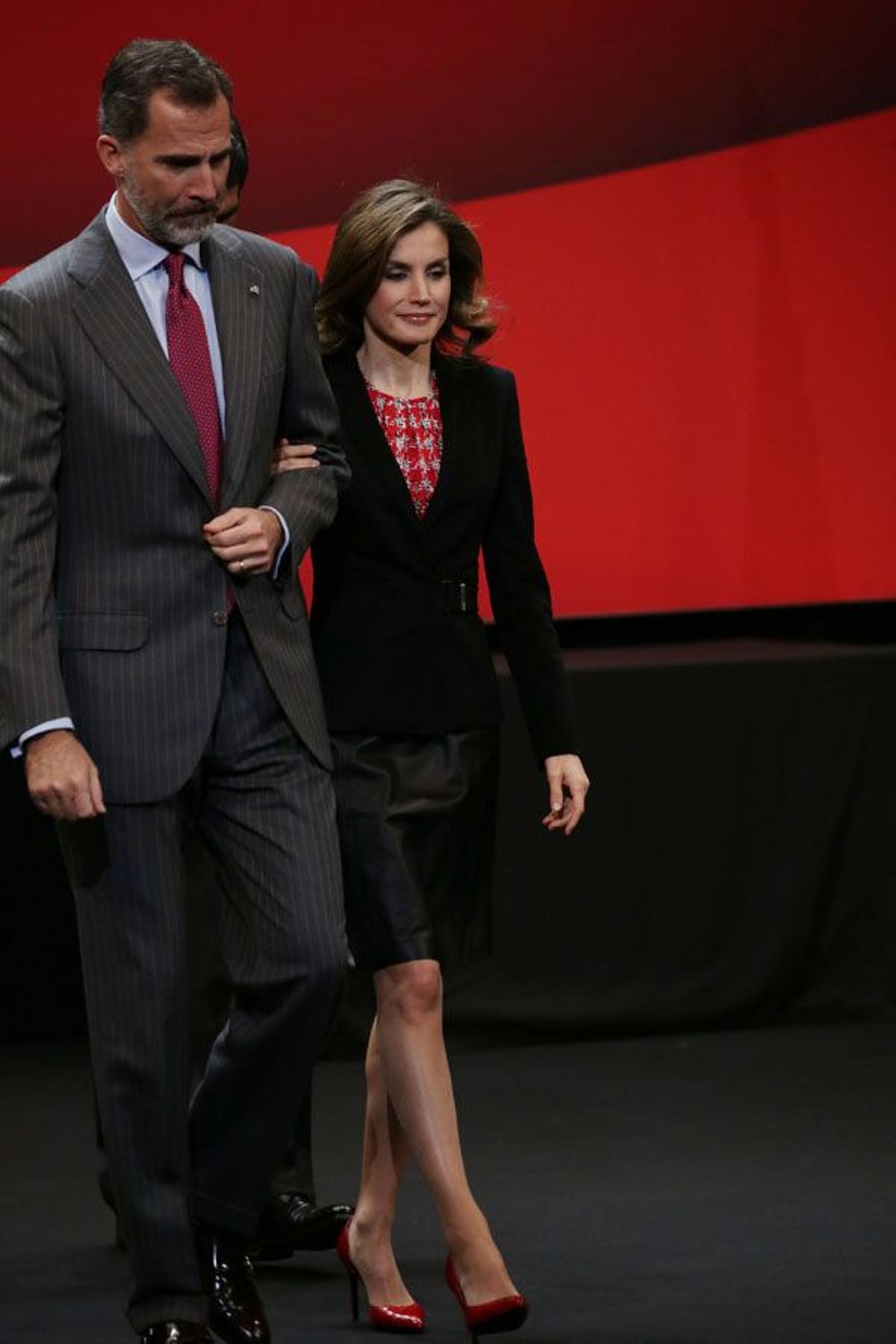 Letizia Ortiz con chaqueta cruzada y falda de piel de Hugo Boss