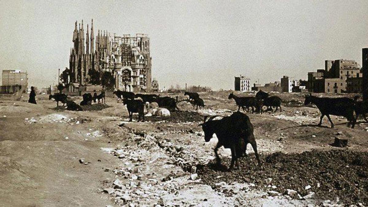 La Sagrada Familia vista desde la calle Provença a principios del siglo XX.